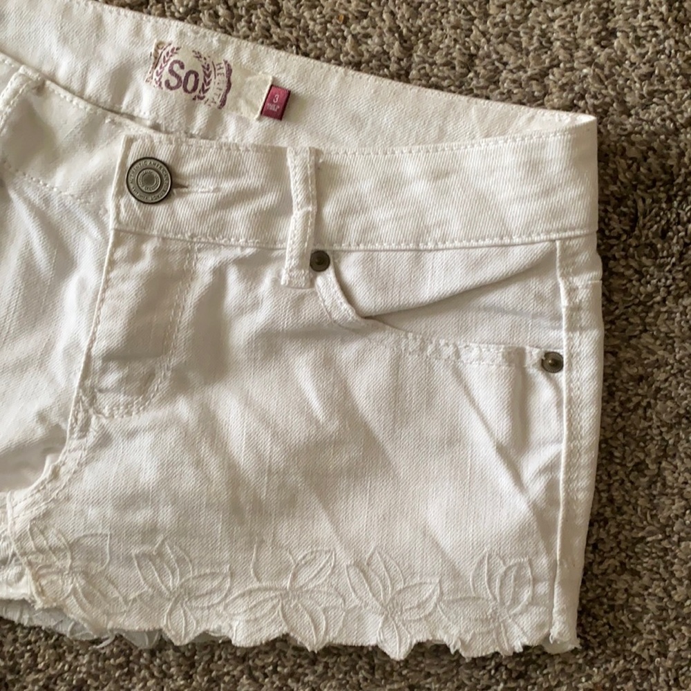 White flower detail SO shorts
